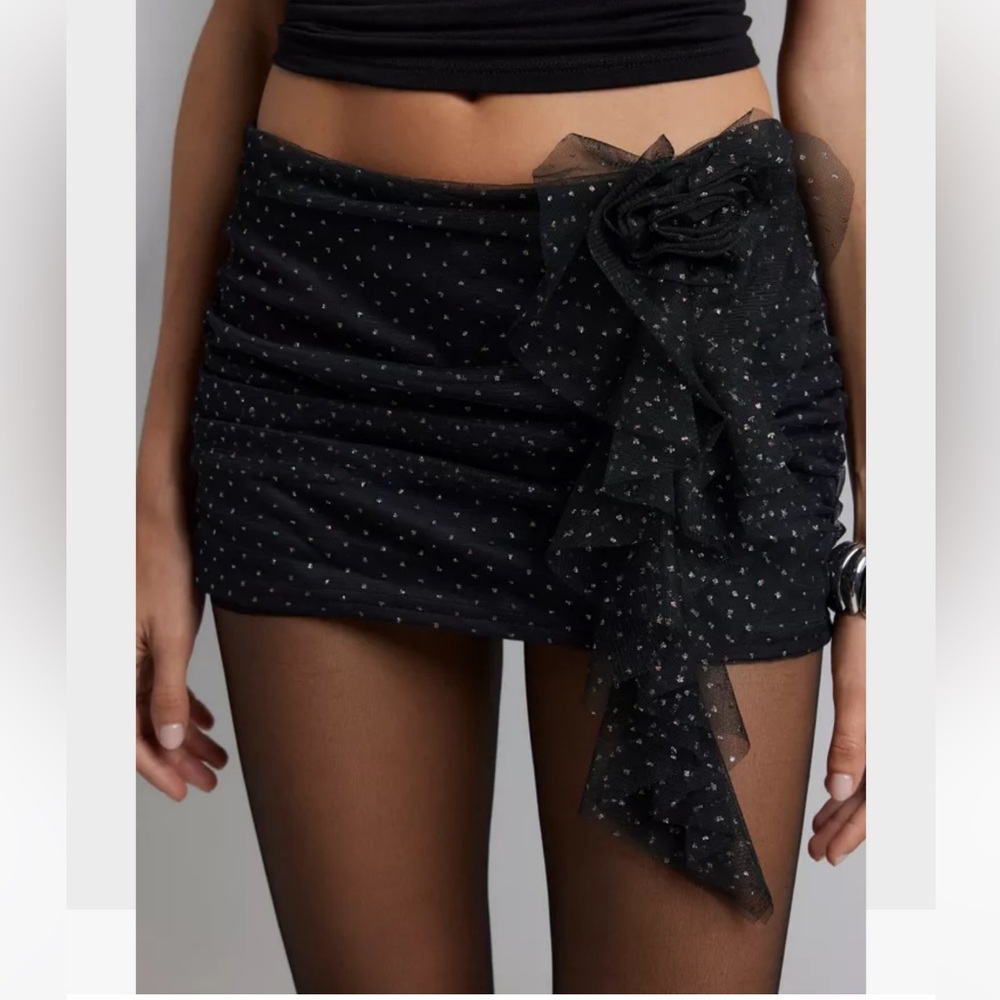 UO Kimchi Blue Sammie Glitter Mesh Ruffle Micro Skort in Black